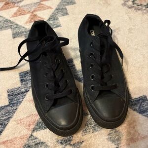 Converse all star Chuck Taylor. Size 4 Men and size 6 women’s. Hardly worn.